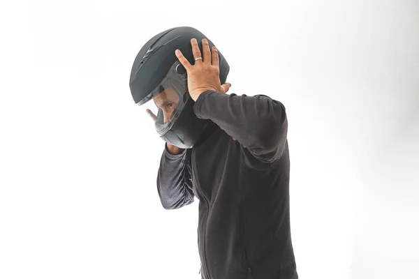 Человек Мотоциклетном Шлеме Показывающий Большой Палец Вверх Изолированный Белой Стене — стоковое фото
