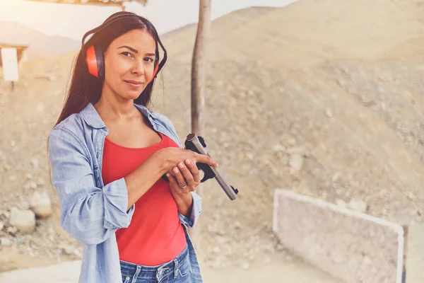 Mulher liberando estresse, Instrutor ajudando mulher com arma — Fotografia de Stock