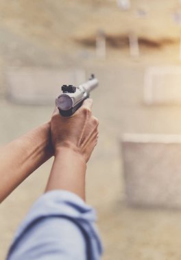 Bir kızın elinde silah, yakın plan kollar..