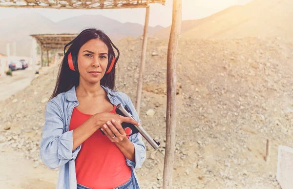 Mulher liberando estresse, Instrutor ajudando mulher com arma — Fotografia de Stock