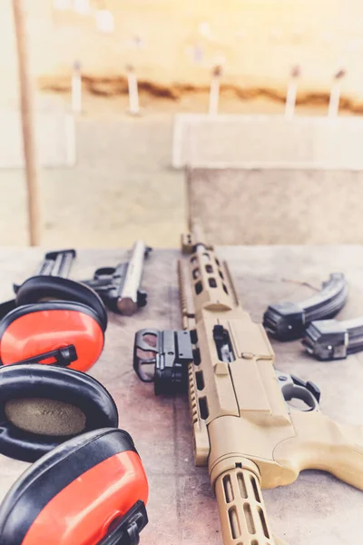 Armas e equipamento militar para exército, espingarda de assalto, instrutor de tiro. — Fotografia de Stock