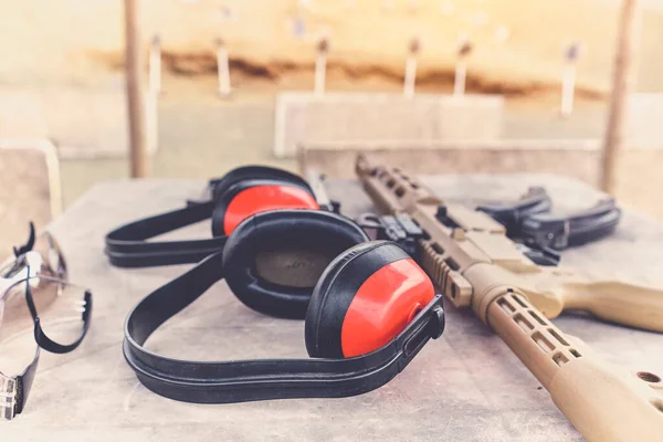 Armas e equipamento militar para exército, espingarda de assalto, instrutor de tiro. — Fotografia de Stock