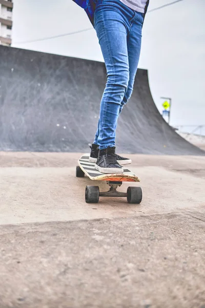 Mladé skateboarding na ulicích, zblízka na boty, doprava v novém normálu — Stock fotografie