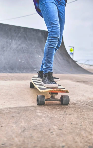 Mladé skateboarding na ulicích, zblízka na boty, doprava v novém normálu — Stock fotografie