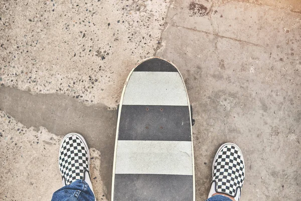 Jonge skateboarders op straat, close-up van schoenen, transport in de nieuwe normale — Stockfoto