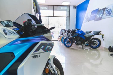 YLima Peru sep 26 2025: amaha r3 spor bisikleti galeride sergileniyor, aracın perakende satış noktasını vurguluyor.