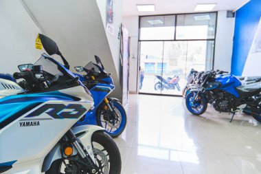 Lima Peru sep 26 2025: Yamaha r3 ve spor motosikletleri modern bir galeride hizalandılar