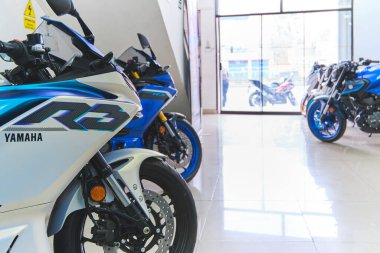 Lima Peru sep 26 2025: Yamaha r3 ve spor motosikletleri modern bir galeride hizalandılar