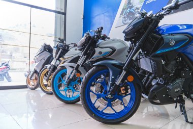 Lima Peru sep 26 2025: Yamaha motosikletleri bir mağazada çarpıcı mavi tekerlekleri olan yeni modeller sergiliyor