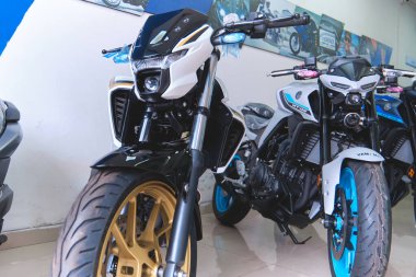 Lima Peru sep 26 2025: Yamaha mt-03 motorsikletleri bir mağazada satışta.