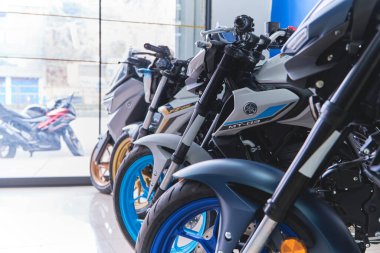 Lima Peru sep 26 2025: Yamaha motosikletleri bir mağazada çarpıcı mavi tekerlekleri olan yeni modeller sergiliyor