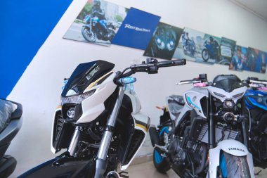 Lima Peru sep 26 2025: Yamaha mt-03 motorsikletleri bir mağazada satışta.