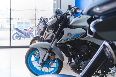 Lima Peru sep 26 2025: Modern Yamaha mt-03 motosikletleri parlak bir galeride sıraya dizildi