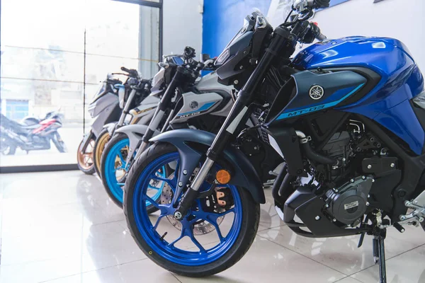 Lima Peru sep 26 2025: Yamaha motosikletleri bir mağazada çarpıcı mavi tekerlekleri olan yeni modeller sergiliyor