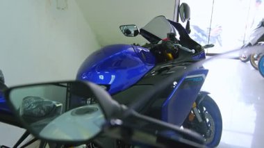 Yamaha motosikletleri vitrin için yeni bir sergi alanı hazırlıyor.