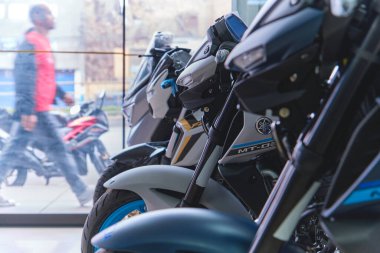 Lima Peru sep 26 2025: Yamaha mt-03 motosikletleri modern bir galeride sergileniyor