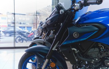 Lima Peru sep 26 2025: Yamaha mt-03 motosikletleri modern bir galeride sergileniyor