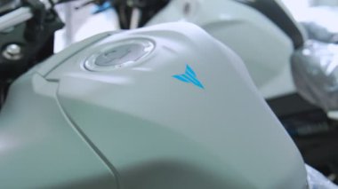 Yamaha mt-03 motosikletleri galeride sergileniyor.