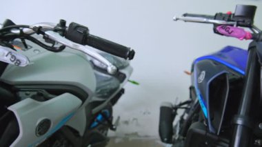 Galeride sergilenen yeni Yamaha Mt-03 motosikletleri