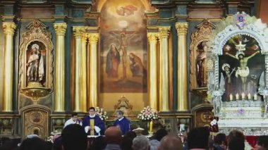 Süslü kilisede Katolik ayinine katılan insanlar. Mucizeler Tanrısı Lima 'da sunak