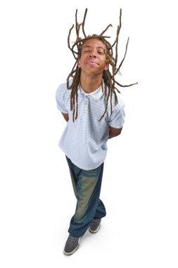 Rasta saçlı genç adam gözleri kapalı, beyaz arka planda izole bir şekilde mutlu bir şekilde dans ediyor.