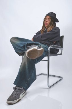 Rastalı genç adam sokak kıyafetlerini rahatlatıyor..