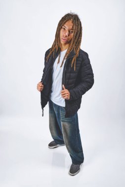 Kabarık ceketli ve bol kotlu rastalı genç adam.