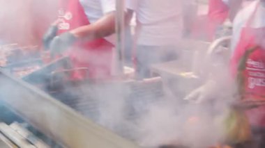 Aşçı Peru Anticuchos ve Rachi 'sini yemek fuarında ızgara yapıyor.