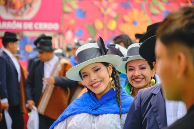 Lima, peru. 01 Kasım 2025: Geleneksel giysili Perulu kadınlar yerel yemek fuarına gülümsüyor