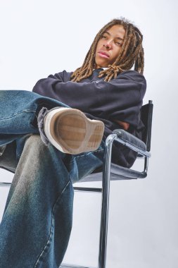 Rastgele genç bir çocuk, sıkılmış görünüyor.