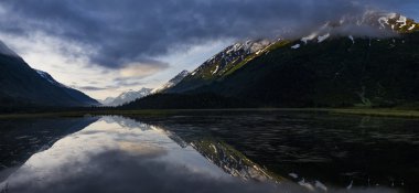 Alaska sumru gölde güneş doğarken