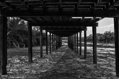 Ahşap konstrüksiyon altında yol