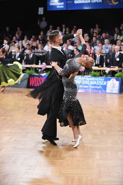 Casal de dança de salão dançando na competição — Fotografia de Stock