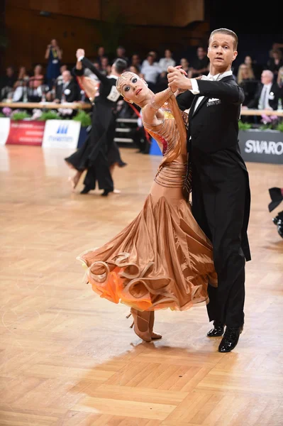 Ballroom dance couple dancing at the competition — Stock Photo, Image