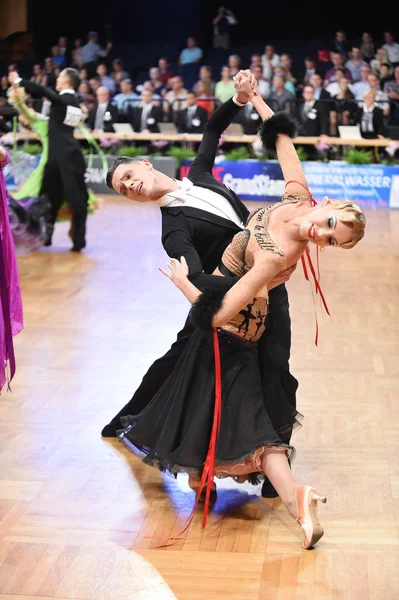 Baile de salón pareja bailando en la competencia — Foto de Stock