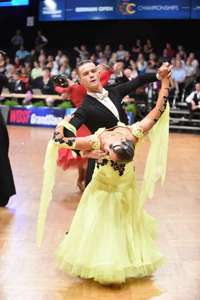 Ballroom dans paar dansen op de concurrentie — Stockfoto