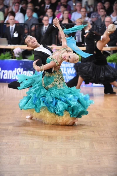 Ballroom dance couple dancing at the competition — Stock Photo, Image