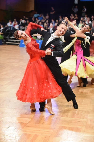 Baile de salón pareja bailando en la competencia —  Fotos de Stock