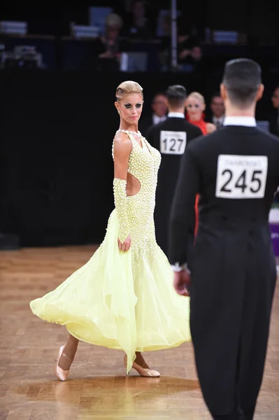 Ballroom dance couple dancing at the competition — Stock Photo, Image