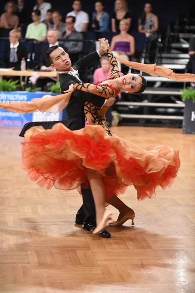 Baile de salón pareja bailando en la competencia — Foto de Stock