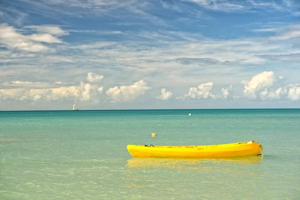 Yellow boat in sea — Zdjęcie stockowe