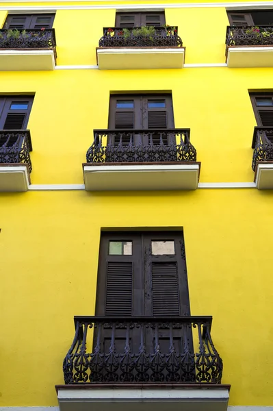 Casa amarela em Porto Rico — Fotografia de Stock