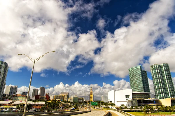 Paisaje soleado y carretera en Miami — Foto de Stock