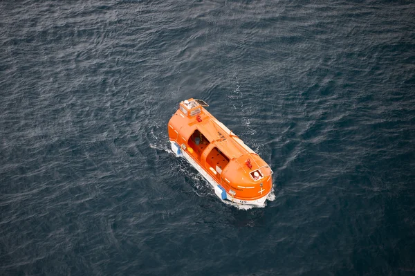 Orangefarbenes Rettungsboot — Stockfoto