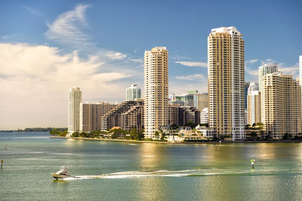 Zeegezicht met wolkenkrabbers in Bayside — Stockfoto