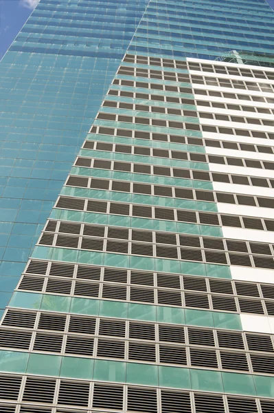 창문이 있는 고층 빌딩의 벽 — 스톡 사진