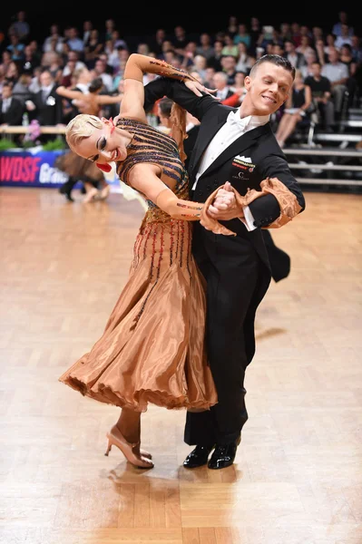 Casal de dança de salão dançando na competição — Fotografia de Stock