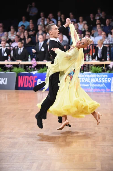 Ballroom dance couple dancing at the competition — Stock Photo, Image