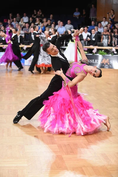Balli di coppia in sala da ballo alla competizione — Foto Stock