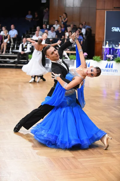 Casal de dança de salão dançando na competição — Fotografia de Stock